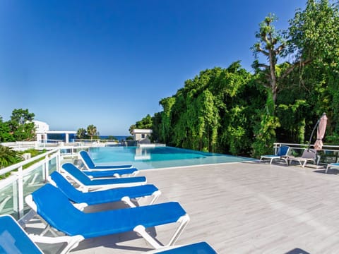 2 outdoor pools