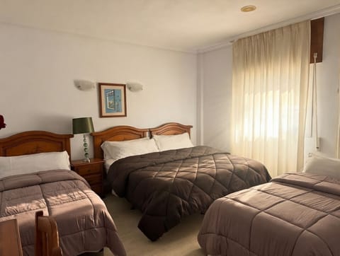 Basic Triple Room, Courtyard View | Desk, WiFi (free)
