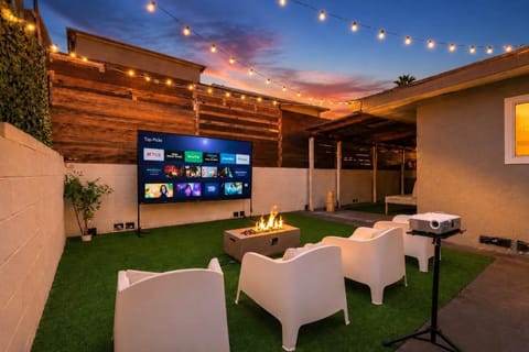 Unwind under the evening lights with a cozy outdoor setting designed for relaxed gatherings and memorable nights. 🔥✨🌙