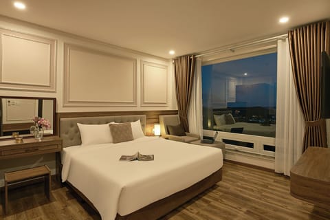 Premier Double Room, Mountain View | Hypo-allergenic bedding, minibar, in-room safe, desk