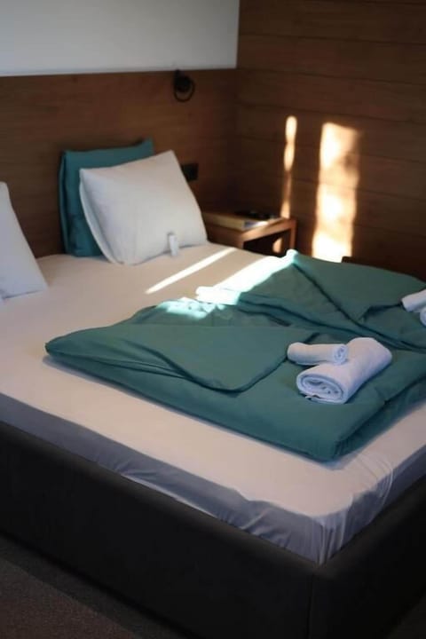 Deluxe Double Room, Mountain View | Desk, laptop workspace, soundproofing