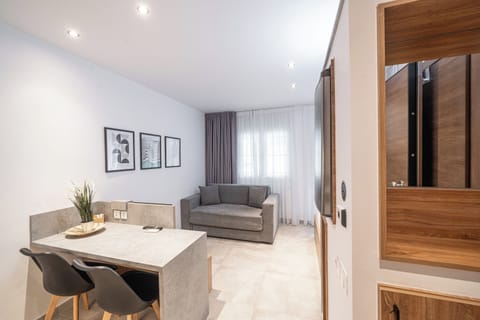 Deluxe Studio | Living area