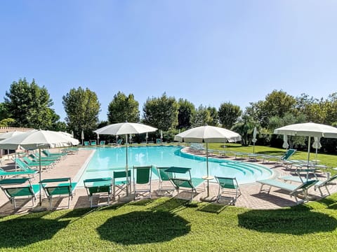 Furniture, Outdoor Furniture, Table, Chair, Outdoor Table, Garden, Kitchen & Dining Room Table, Patio, Restaurant, Flowerpot