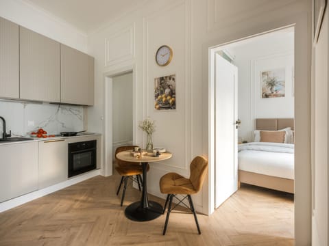 Comfort Apartment, 3 Bedrooms, Courtyard View | Dining