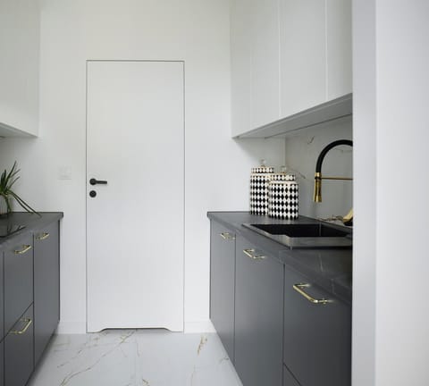 Studio Suite, 1 Double Bed with Sofa bed, Courtyard View | Private kitchen | Fridge, microwave, stovetop, cookware/dishes/utensils