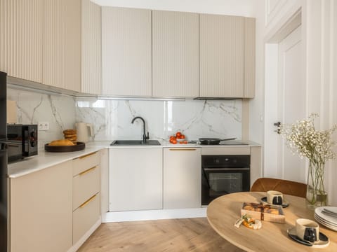 Comfort Apartment, 3 Bedrooms, Courtyard View | Private kitchen | Fridge, microwave, stovetop, cookware/dishes/utensils