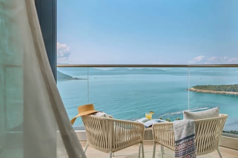 Premium Ocean View | Premium bedding, down comforters, pillowtop beds, minibar