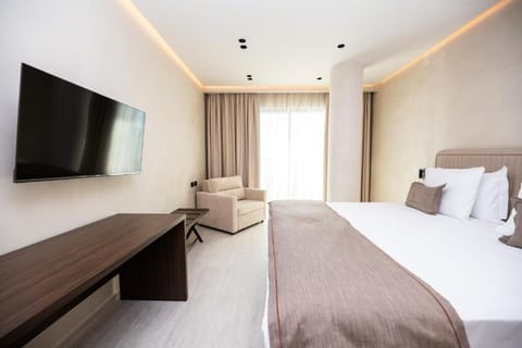Deluxe Double Room, 1 King Bed | In-room safe, free WiFi