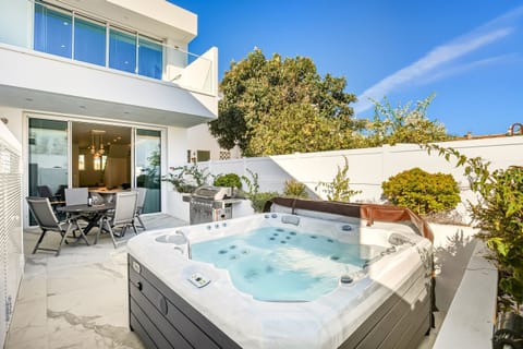 Spacious outdoor area with Jacuzzi. Guests can enjoy garden furniture and even prepare barbecues in the barbecue area. As a special courtesy, the property provides pool towels.