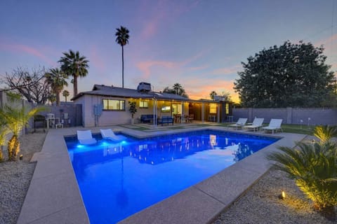Private Scottsdale backyard with putting green, heated pool, BBQ, fire pit, and outdoor TV — minutes from Tempe & ASU.