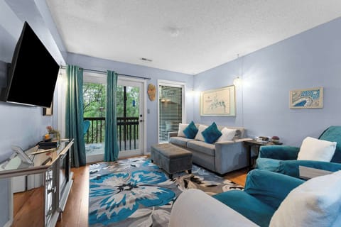 Living Room w/Queen Pull-Out and Electric Fireplace