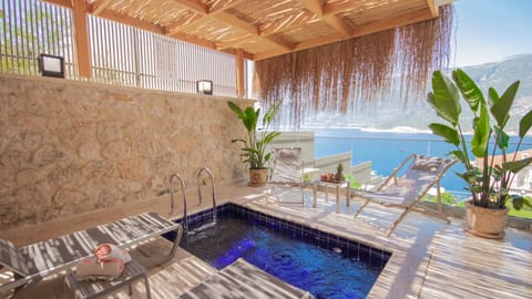 Luxury Room, Sea View | Desk, free WiFi