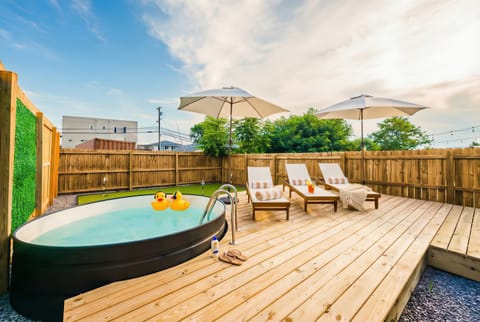 Escape to our chic outdoor oasis in Nashville, featuring a refreshing soaking pool and cozy lounge chairs—ideal for bachelorette weekends or family reunions. Experience the ultimate Nashville vibes with Misfit Homes. Book now!