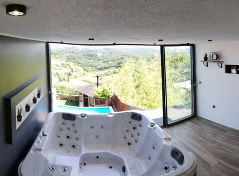 House (Four bedroom Villa with Hot Tub) | Indoor spa tub