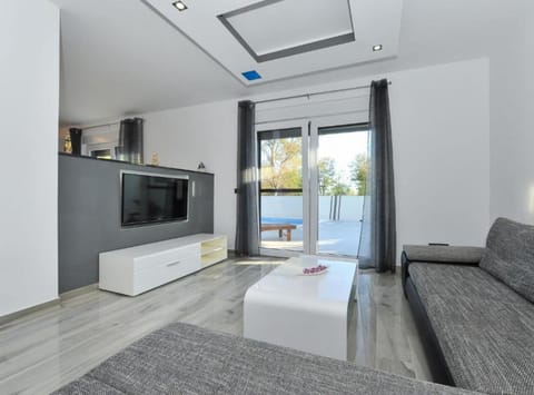 House (Two bedroom Villa with pool) | Living room | 32-inch flat-screen TV with satellite channels
