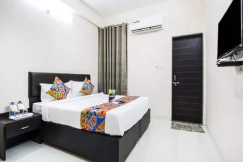Deluxe Room | Egyptian cotton sheets, premium bedding, in-room safe, WiFi (free)