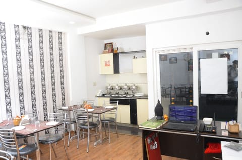 Deluxe Double Room | Dining