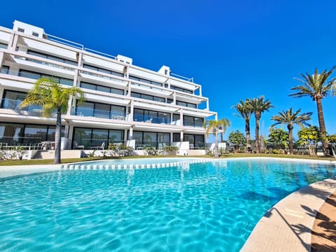 Oasis Beach apartment complex in Mar de Cristal featuring communal pool and modern coastal holiday apartments in Murcia.