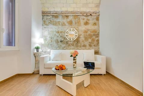 Classic Double or Twin Room | Living area | 24-inch flat-screen TV with cable channels