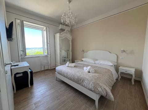 Double Room, Garden View | Desk, free WiFi