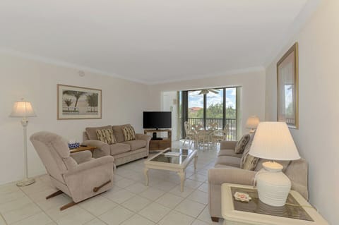 Living Area, Queen sleeper sofa