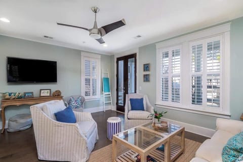 Spacious living room with plenty of seating for your group