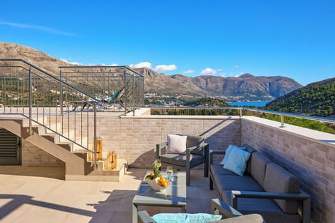 Apartment (4 Bedrooms) | Balcony