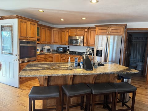 Kitchen with 4 additional counter stools