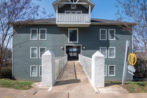 Welcome to Ridge Retreats! We are so excited to have you in Birmingham. This six-unit property is perfect for group stays, retreats, family reunions, wedding parties, and more!