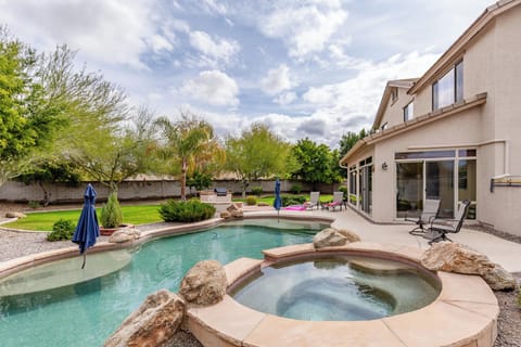 Heated Salt Water Pool & Hot Tub. Spacious Backyard!