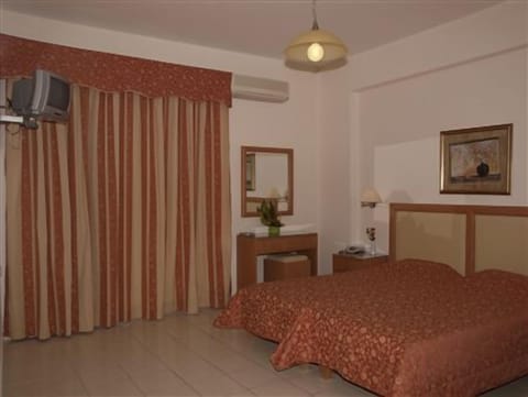 Studio | In-room safe, iron/ironing board, free cribs/infant beds, free WiFi