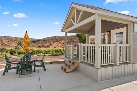 Luxury Cabin, No Pets, 1 King Bed, Private Bathroom, Mountain View | Free WiFi