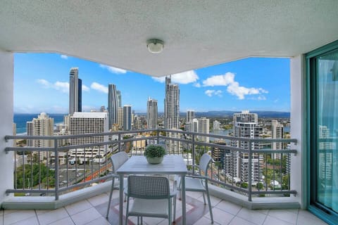 This 26th-level apartment is ideally located opposite Surfers Paradise Beach, offering expansive views from almost every room.
