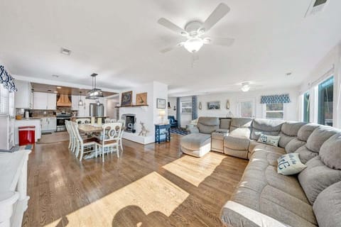 House, Multiple Beds, Patio (LAKE Paradise Point) | Living area