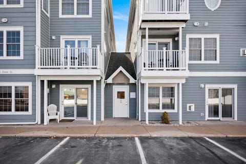 Charming coastal-style condo with private entrance and balcony 🌤️