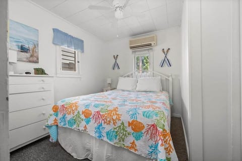 Bright and beachy double bed 🐚🌊

Coastal-inspired décor, soft linens, and a cozy space to rest after a full day by the water.