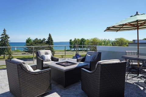 Relax with a view 🌅

Unwind on the rooftop patio featuring comfortable seating, a cozy fire table, and sweeping views of the bay. It's the perfect spot to sip your morning coffee, enjoy sunset drinks, or gather with friends while taking in the fresh lake breeze.