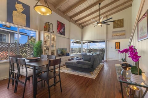 An architectural masterpiece on the cliff. Experience open-concept living with soaring ceilings and curated art, all framed by Honolulu’s most iconic skyline views.