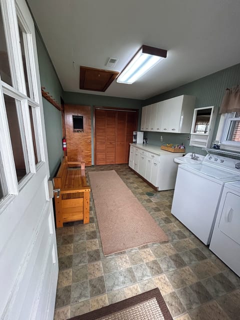 Main entrance upon arrival, plenty of room for belongings as you get settled