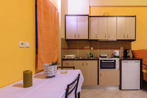 Fully Equipped Kitchen with Dining Table