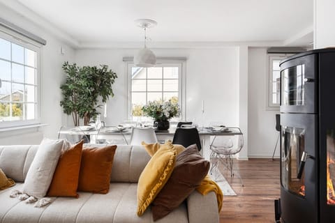 Spacious family living area with fireplace and large dining table, ideal for gathering and unwinding after a day out.