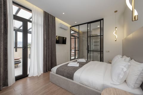 Luxury Room | Minibar, individually furnished, desk, laptop workspace