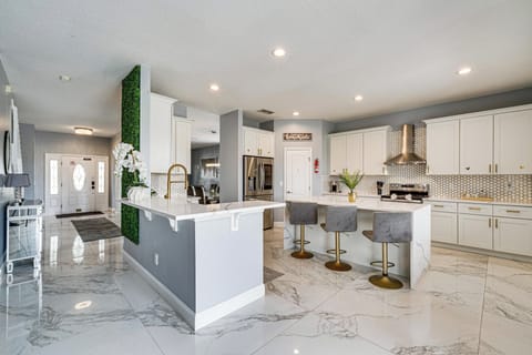 House (5 Bedrooms) | Interior