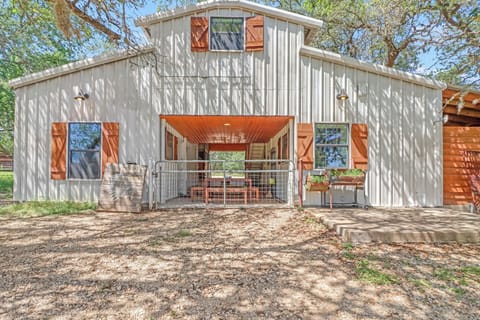 Live Oak Lodge is one of the 12 units at Wanderin Star Farms