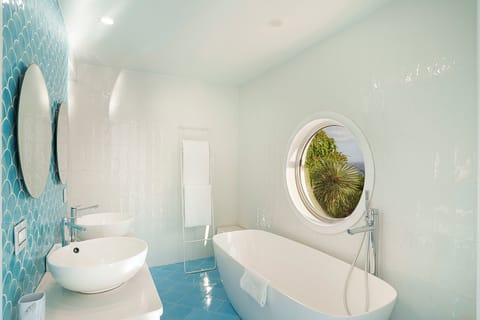 Junior Suite, Sea View | Bathroom | Slippers, bidet, towels