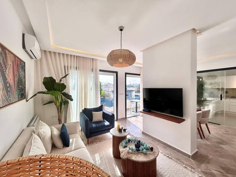 Apartment, 2 Bedrooms, Smoking, Balcony | Living room
