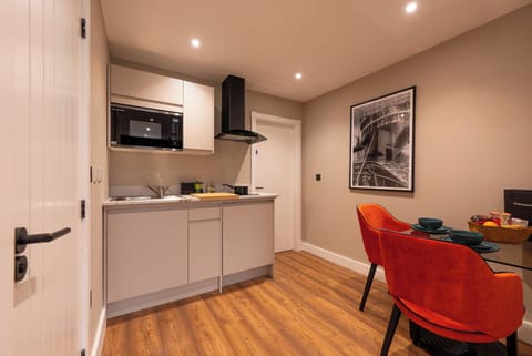 Deluxe Apartment | Private kitchen | Fridge, microwave, stovetop, cookware/dishes/utensils