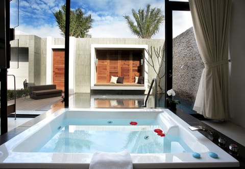 Suite | Jetted tub