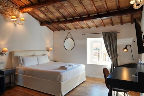 Deluxe Apartment, 4 Bedrooms, Private Bathroom | In-room safe, iron/ironing board, free WiFi