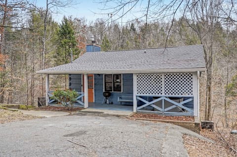 Charming Smoky Mountain cabin in Sevierville TN with private porch, wooded surroundings, and peaceful mountain setting near the Great Smoky Mountains.